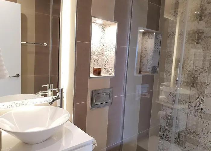 Fantastic In Front Of The Sea & Marina *