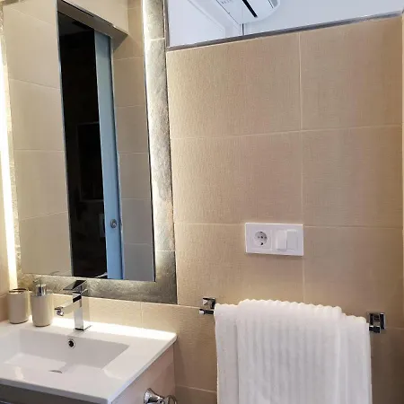 Fantastic In Front Of The Sea & Marina *