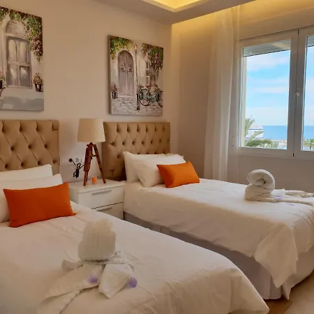 Fantastic In Front Of The Sea & Marina *